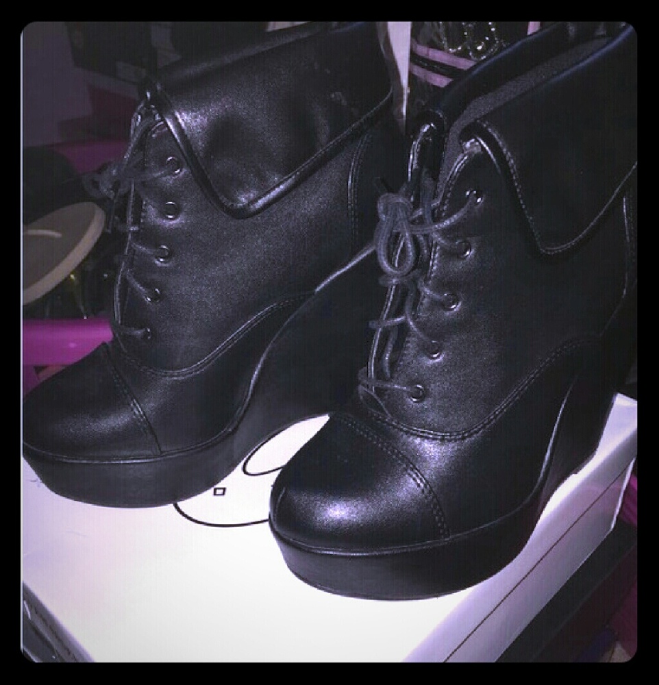 BLACK WEDGE BOOTIES